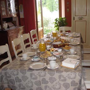 I Due Cipressi B&B a Firenze Sud - La colazione nella grande cucina della casa