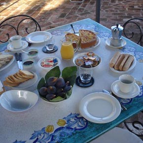 I Due Cipressi B&B a Firenze Sud - La colazione all'esterno
