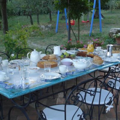 I Due Cipressi B&B a Firenze Sud - La colazione sotto la pergola con vista sulle colline di Firenze