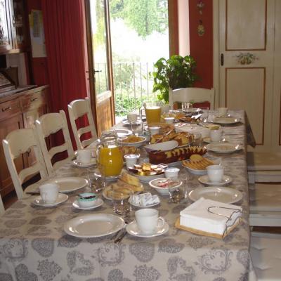 I Due Cipressi B&B a Firenze Sud - Colazione all'interno della grande cucina